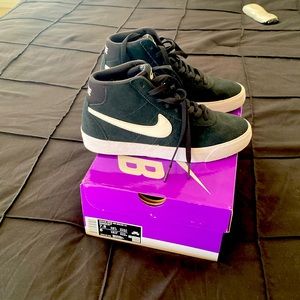 Nike bruin high top tennis shoes